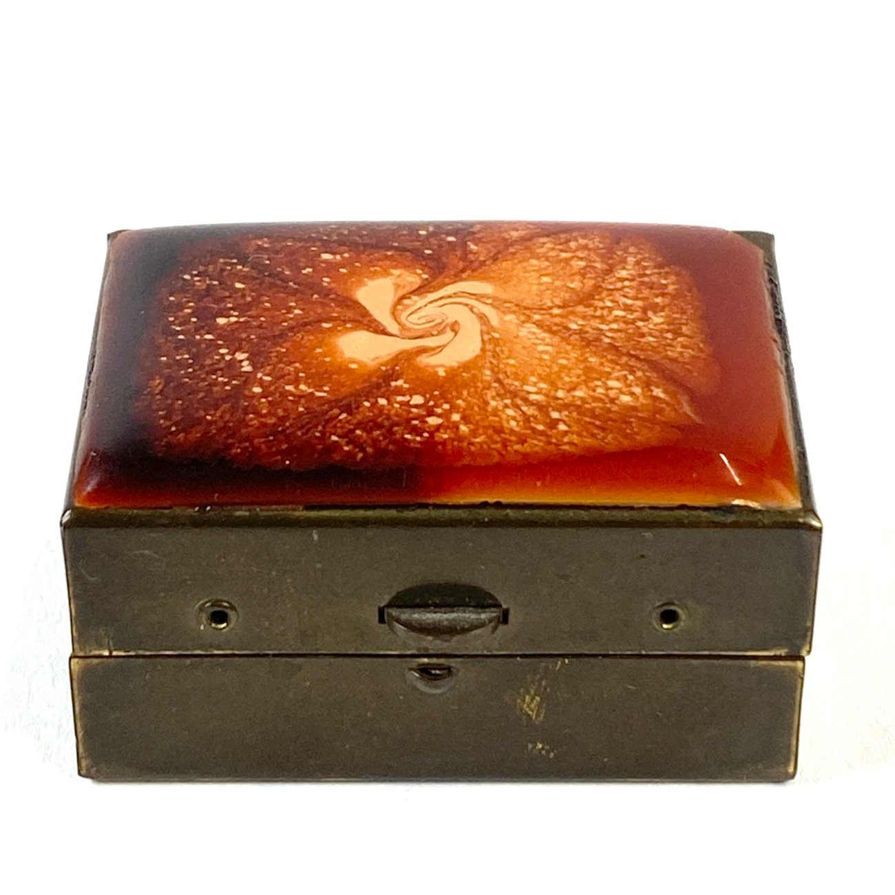 HN1933-interjero-ir-apdailos-detales-2 Miniatiūrinė žalvarinė dėžutė su epoksido liejiniu ant dangtelio 3x4x2 cm