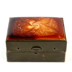 Miniatiūrinė žalvarinė dėžutė su epoksido liejiniu ant dangtelio 3x4x2 cm