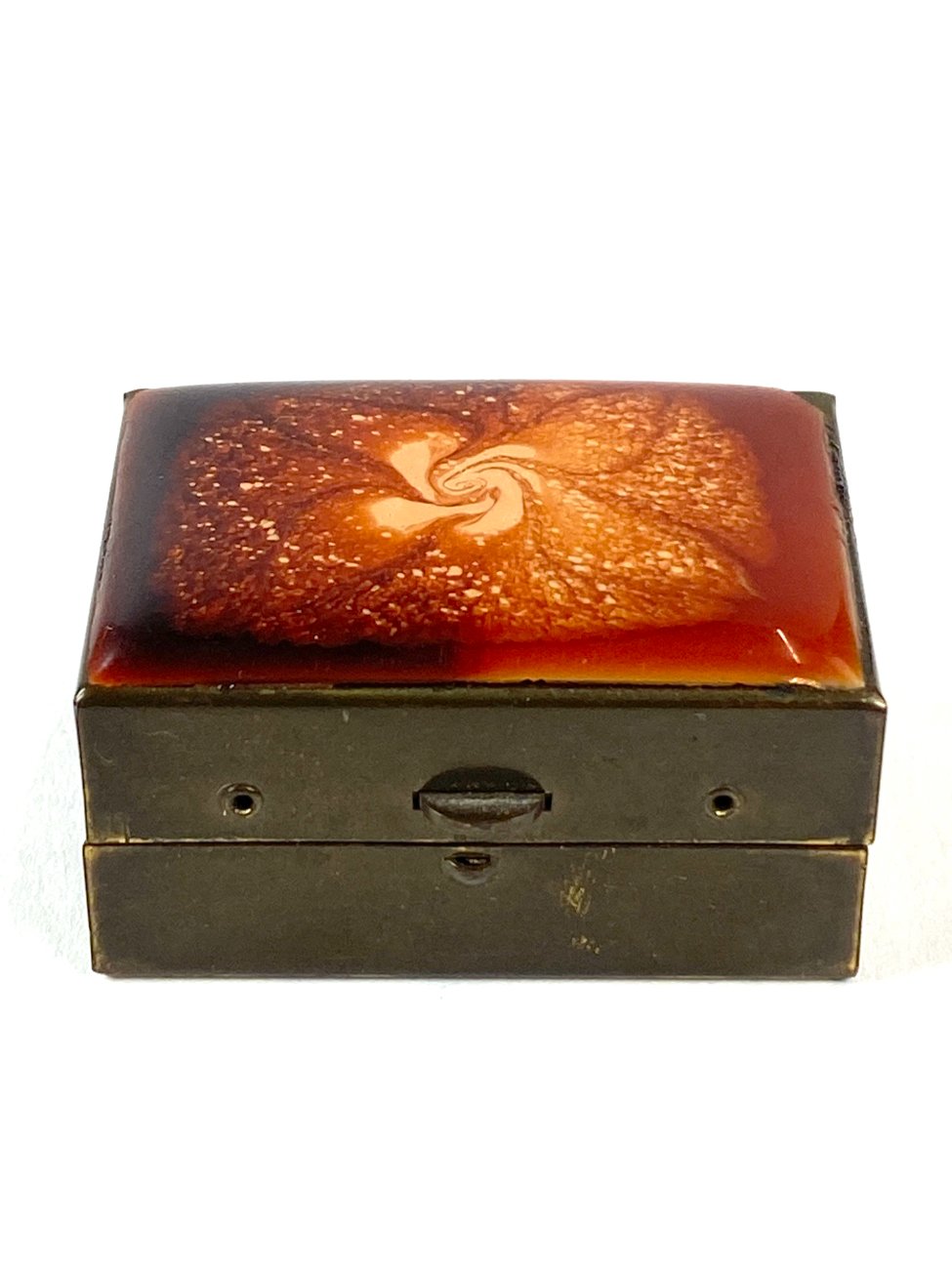 HN1933-interjero-ir-apdailos-detales-3 Miniatiūrinė žalvarinė dėžutė su epoksido liejiniu ant dangtelio 3x4x2 cm