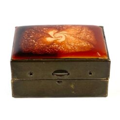 Miniatiūrinė žalvarinė dėžutė su epoksido liejiniu ant dangtelio 3x4x2 cm