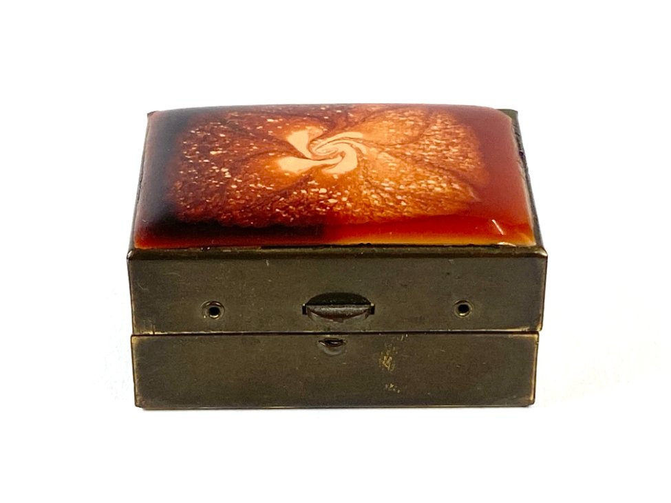 HN1933-interjero-ir-apdailos-detales-4 Miniatiūrinė žalvarinė dėžutė su epoksido liejiniu ant dangtelio 3x4x2 cm