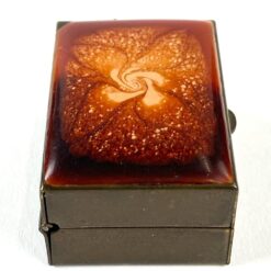 Miniatiūrinė žalvarinė dėžutė su epoksido liejiniu ant dangtelio 3x4x2 cm