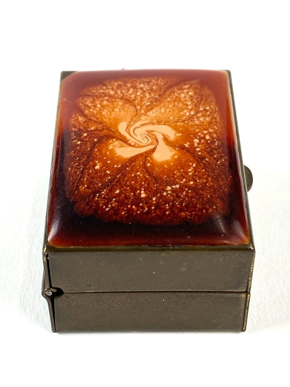 HN1933-interjero-ir-apdailos-detales-5 Miniatiūrinė žalvarinė dėžutė su epoksido liejiniu ant dangtelio 3x4x2 cm