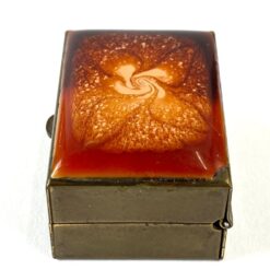 Miniatiūrinė žalvarinė dėžutė su epoksido liejiniu ant dangtelio 3x4x2 cm