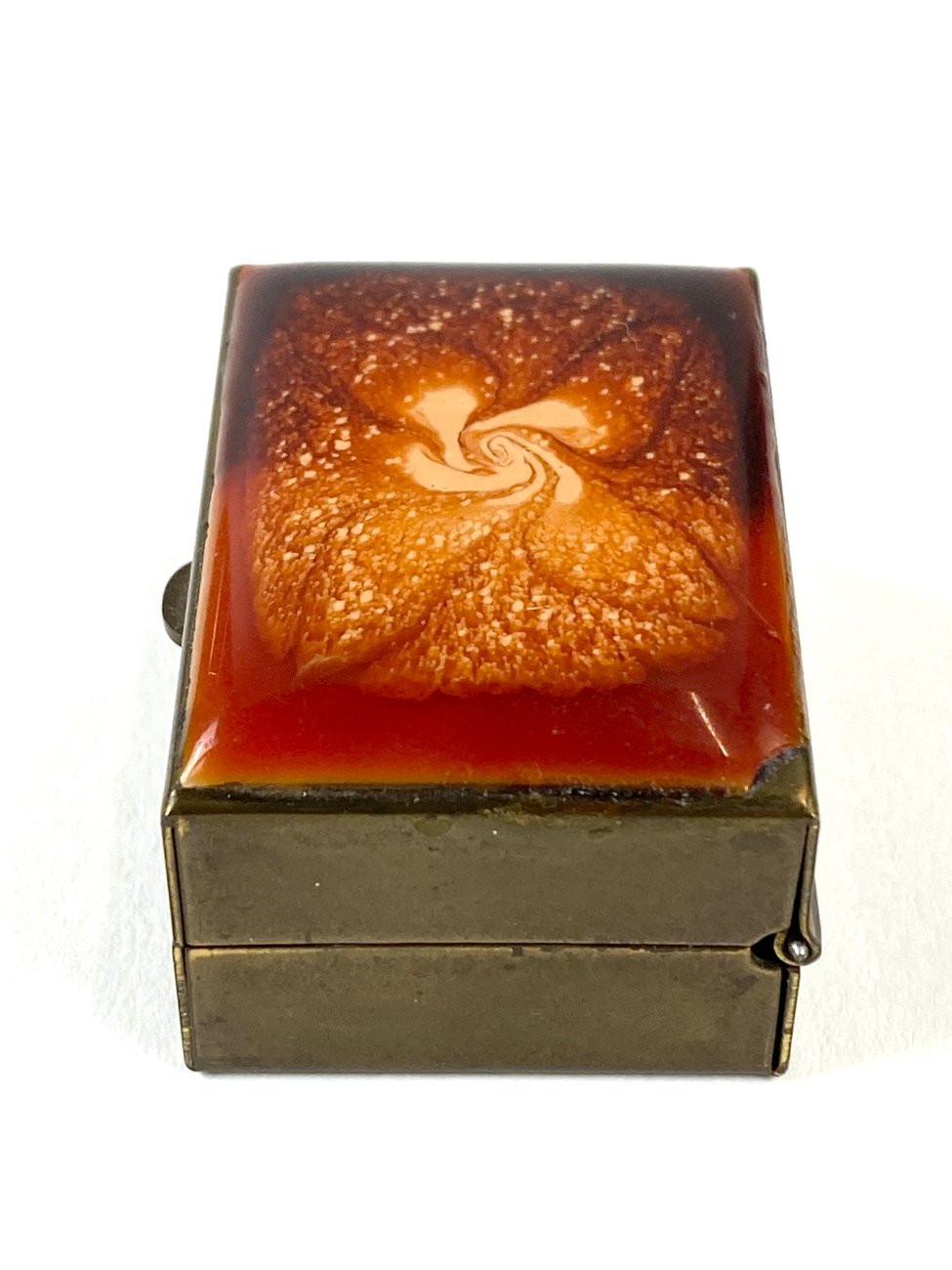 HN1933-interjero-ir-apdailos-detales-6 Miniatiūrinė žalvarinė dėžutė su epoksido liejiniu ant dangtelio 3x4x2 cm