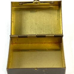 Miniatiūrinė žalvarinė dėžutė su epoksido liejiniu ant dangtelio 3x4x2 cm