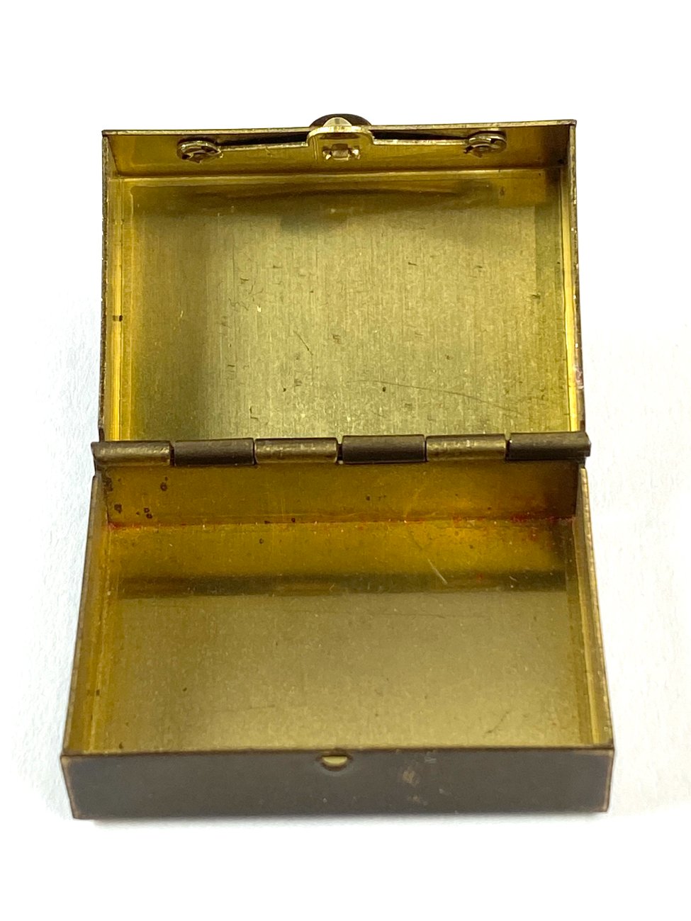 HN1933-interjero-ir-apdailos-detales-7 Miniatiūrinė žalvarinė dėžutė su epoksido liejiniu ant dangtelio 3x4x2 cm