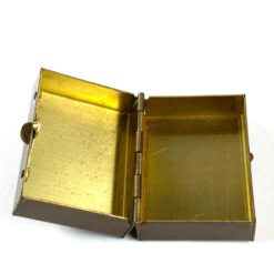 Miniatiūrinė žalvarinė dėžutė su epoksido liejiniu ant dangtelio 3x4x2 cm