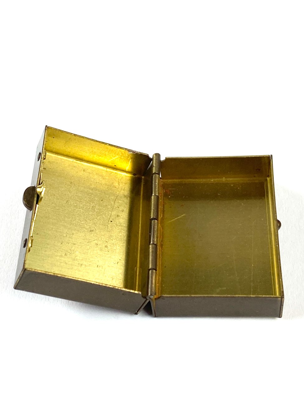 HN1933-interjero-ir-apdailos-detales-8 Miniatiūrinė žalvarinė dėžutė su epoksido liejiniu ant dangtelio 3x4x2 cm