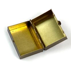 Miniatiūrinė žalvarinė dėžutė su epoksido liejiniu ant dangtelio 3x4x2 cm