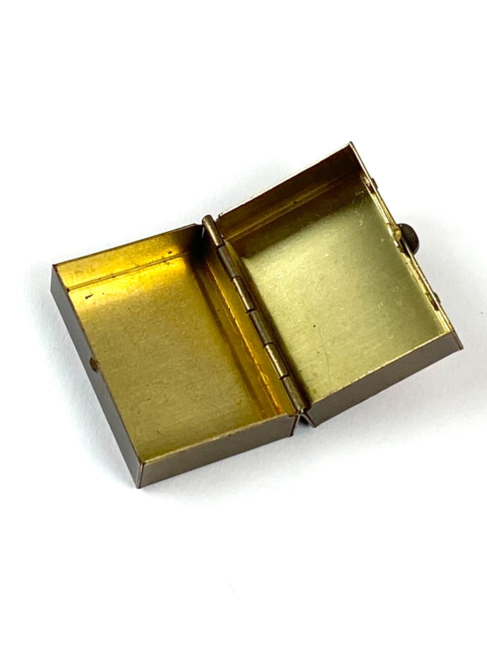 HN1933-interjero-ir-apdailos-detales-9 Miniatiūrinė žalvarinė dėžutė su epoksido liejiniu ant dangtelio 3x4x2 cm