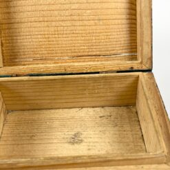 Medinė juodos spalvos dėžutė, dekoruota gėlių motyvais 8,5x12x4,5 cm