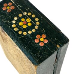 Medinė juodos spalvos dėžutė, dekoruota gėlių motyvais 8,5x12x4,5 cm
