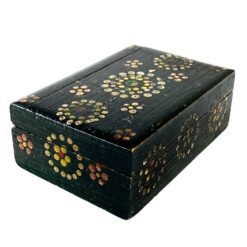 Medinė juodos spalvos dėžutė, dekoruota gėlių motyvais 8,5x12x4,5 cm