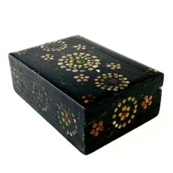 Medinė juodos spalvos dėžutė, dekoruota gėlių motyvais 8,5x12x4,5 cm
