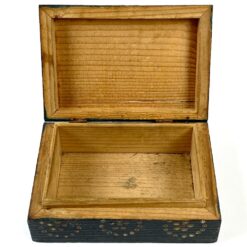 Medinė juodos spalvos dėžutė, dekoruota gėlių motyvais 8,5x12x4,5 cm