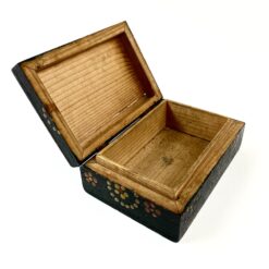 Medinė juodos spalvos dėžutė, dekoruota gėlių motyvais 8,5x12x4,5 cm