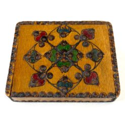 Miniatiūrinė medinė dėžutė 7×8,5×1,5 cm