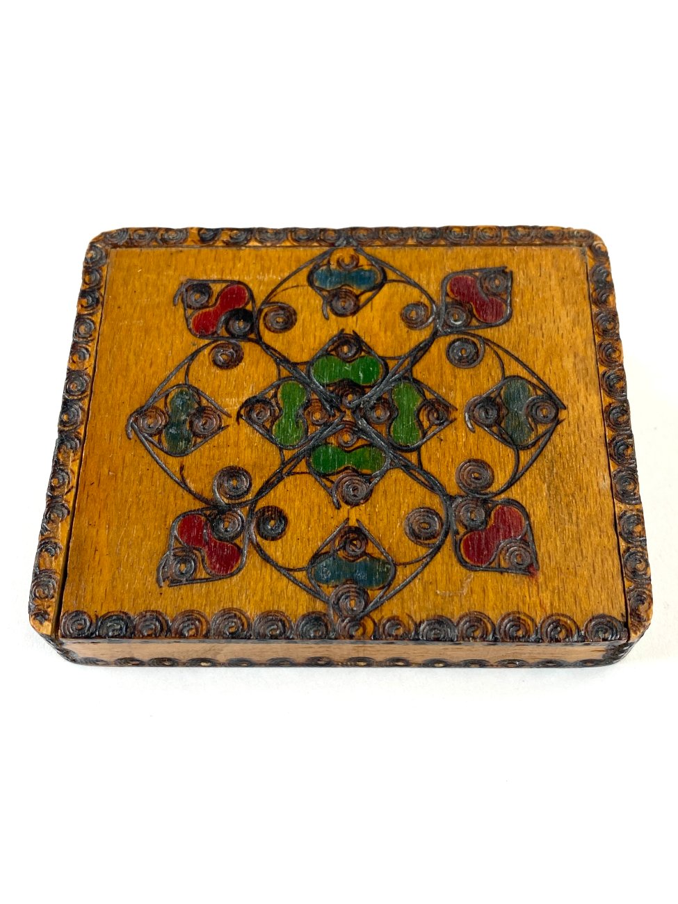 HN1940-dezutes-skryneles-1 Miniatiūrinė medinė dėžutė 7×8,5×1,5 cm