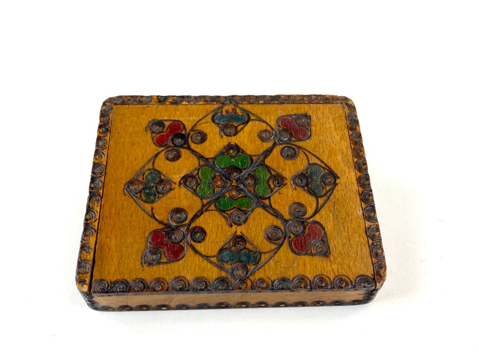 HN1940-dezutes-skryneles-2 Miniatiūrinė medinė dėžutė 7×8,5×1,5 cm