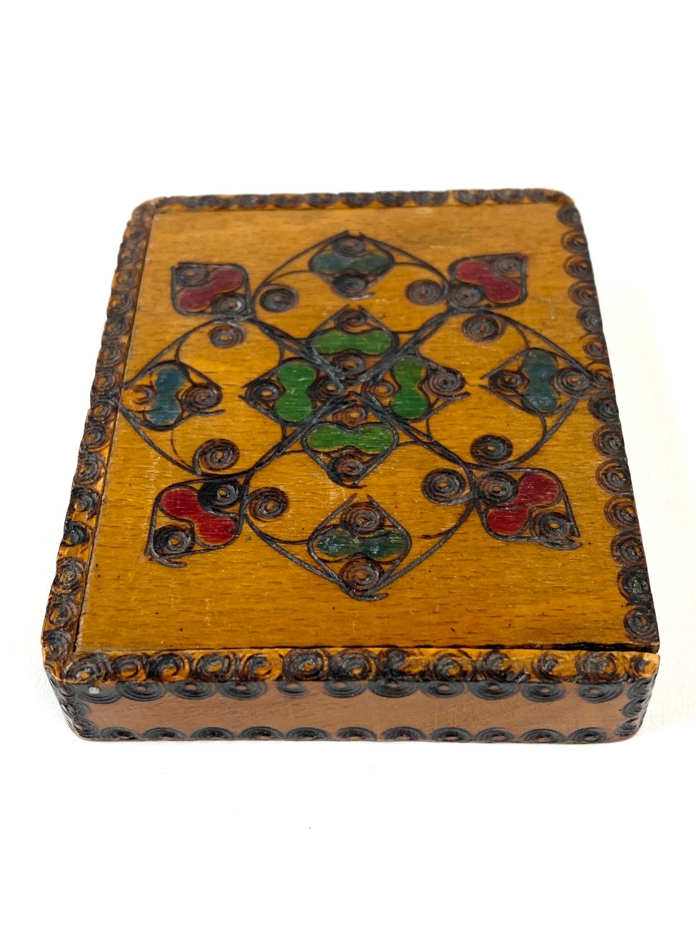 HN1940-dezutes-skryneles-3 Miniatiūrinė medinė dėžutė 7×8,5×1,5 cm