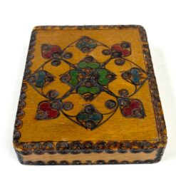 Miniatiūrinė medinė dėžutė 7×8,5×1,5 cm