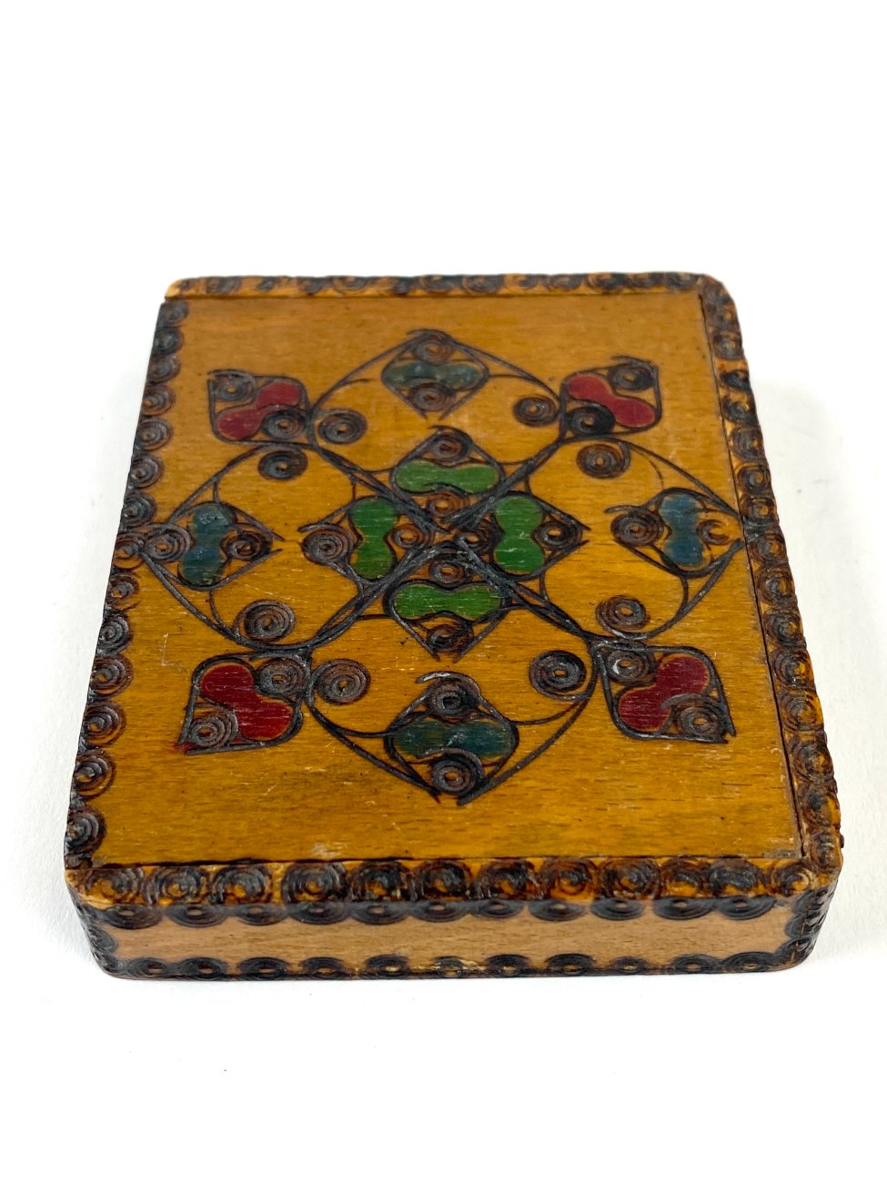 HN1940-dezutes-skryneles-4 Miniatiūrinė medinė dėžutė 7×8,5×1,5 cm