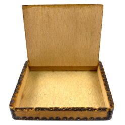 Miniatiūrinė medinė dėžutė 7×8,5×1,5 cm