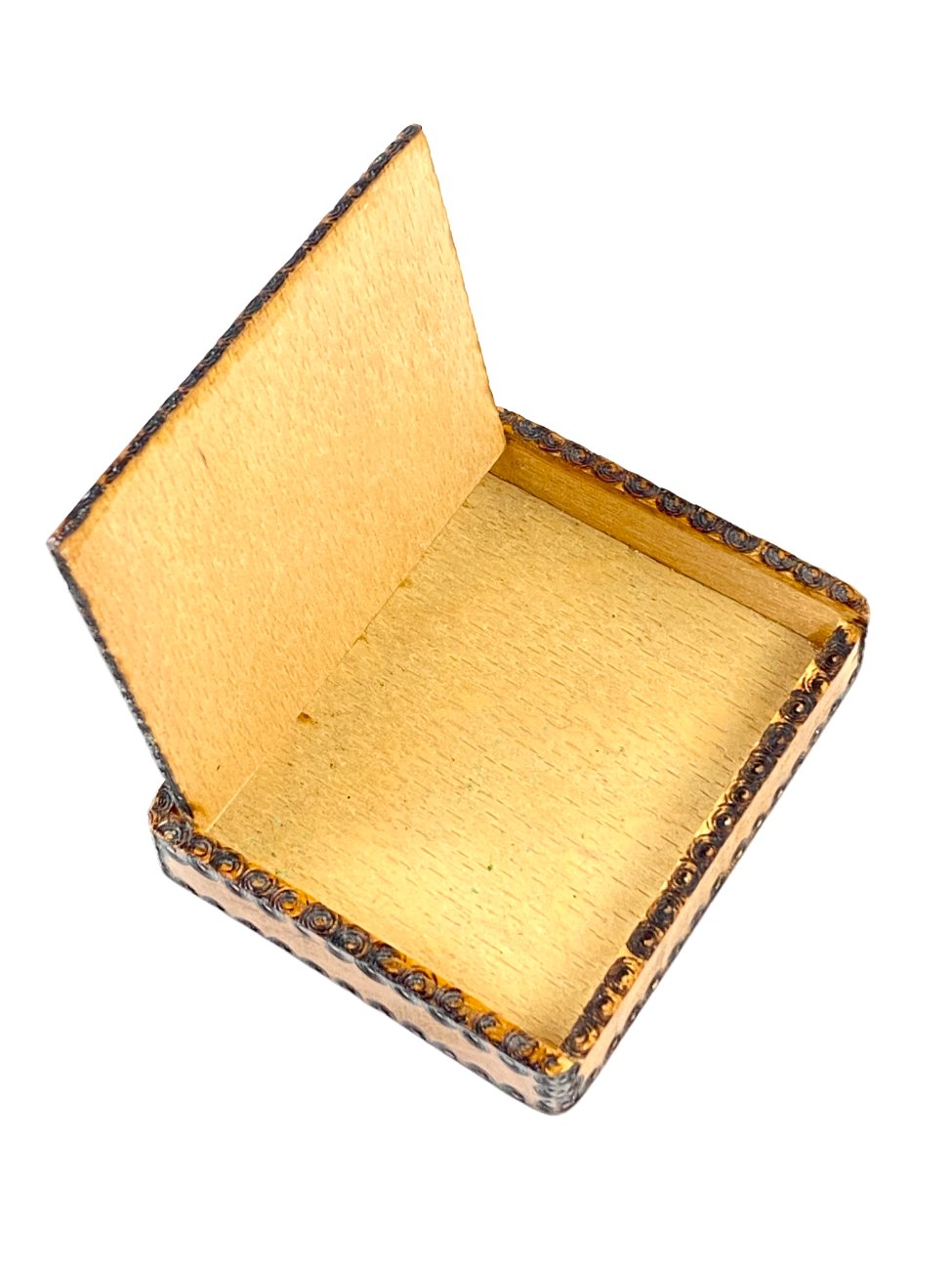 HN1940-dezutes-skryneles-7 Miniatiūrinė medinė dėžutė 7×8,5×1,5 cm