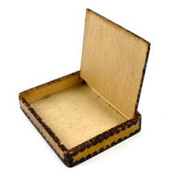 Miniatiūrinė medinė dėžutė 7×8,5×1,5 cm