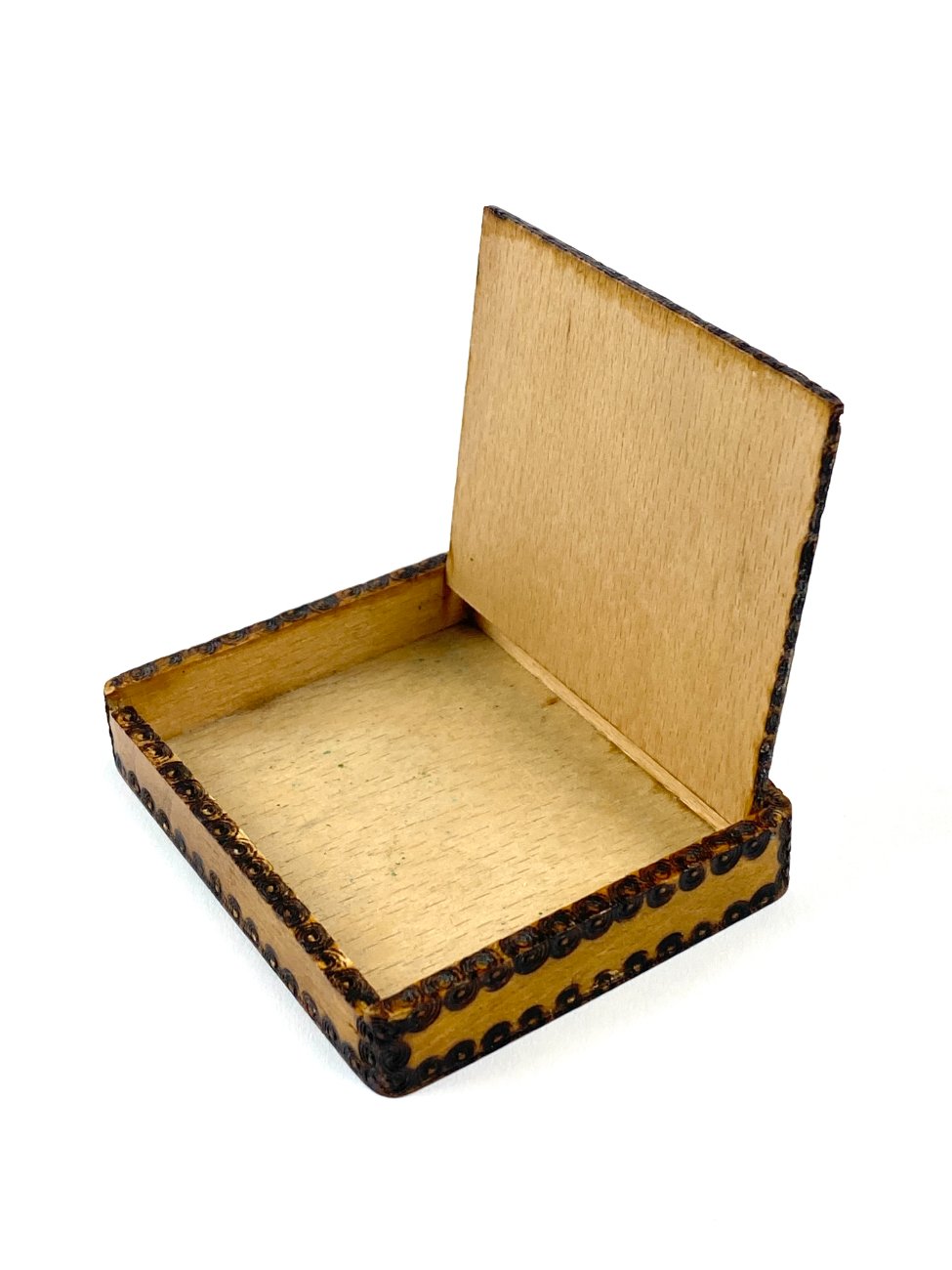 HN1940-dezutes-skryneles-8 Miniatiūrinė medinė dėžutė 7×8,5×1,5 cm