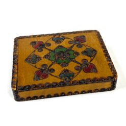 Miniatiūrinė medinė dėžutė 7×8,5×1,5 cm