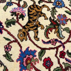 Vilnonis rankų darbo kilimas su gyvūnų ir paukščių atvaizdais 336x244x0,4 cm