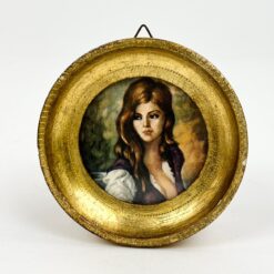 Moters portreto printas apvaliame aukso spalvos rėmelyje 2x9,5x9,5 cm