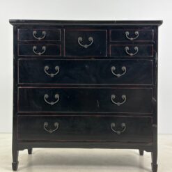 Rytietiška medinė juodos spalvos, aštuonių stalčių komoda 59,5×115,5×114 cm