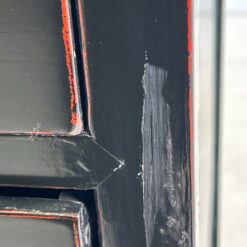 Rytietiška medinė juodos spalvos, aštuonių stalčių komoda 59,5×115,5×114 cm