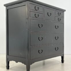 Rytietiška medinė juodos spalvos, aštuonių stalčių komoda 59,5×115,5×114 cm