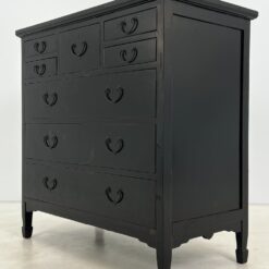 Rytietiška medinė juodos spalvos, aštuonių stalčių komoda 59,5×115,5×114 cm