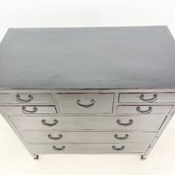 Rytietiška medinė juodos spalvos, aštuonių stalčių komoda 59,5×115,5×114 cm