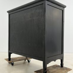 Rytietiška medinė juodos spalvos, aštuonių stalčių komoda 59,5×115,5×114 cm