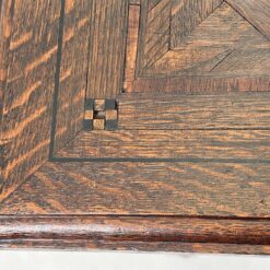 Senovinis ąžuolinis staliukas inkrustuotu stalviršiumi 47×72,5×79 cm