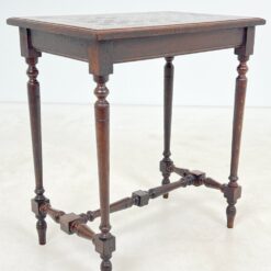 Senovinis ąžuolinis staliukas inkrustuotu stalviršiumi 47×72,5×79 cm