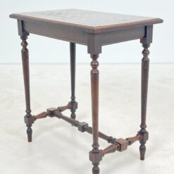 Senovinis ąžuolinis staliukas inkrustuotu stalviršiumi 47×72,5×79 cm