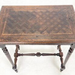 Senovinis ąžuolinis staliukas inkrustuotu stalviršiumi 47×72,5×79 cm