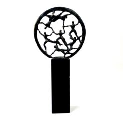 Aliumininė abstrakti skulptūra su žmonių figūromis 4x11,5x23,5 cm