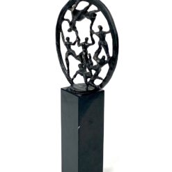 Aliumininė abstrakti skulptūra su žmonių figūromis 4×11,5×23,5 cm