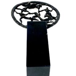 Aliumininė abstrakti skulptūra su žmonių figūromis 4×11,5×23,5 cm