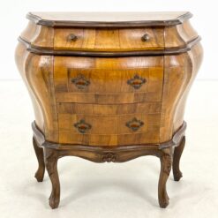 Itališka rokoko stiliaus riešutmedžio lukšto komodėlė 36x74x69 cm