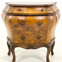 Itališka rokoko stiliaus riešutmedžio lukšto komodėlė 36x74x69 cm