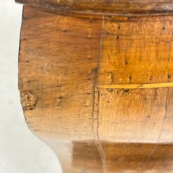 Itališka rokoko stiliaus riešutmedžio lukšto komodėlė 36x74x69 cm